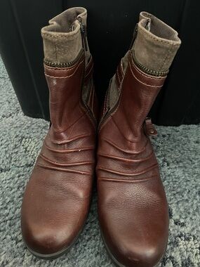 Earth Origins Brown Leather Ankle Boots with Tan Knit Cuff